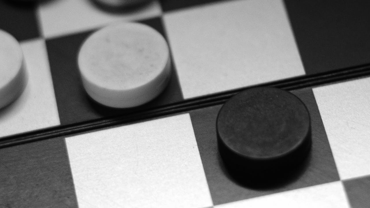 Classic black and white Checkers board — a free MSN Checkers alternative